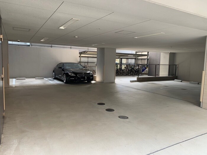 物件外観写真4　(駐車場)