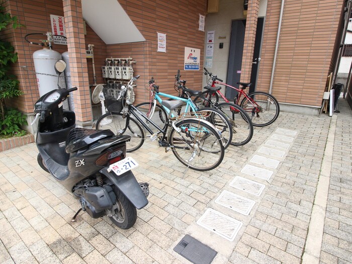 物件外観写真2　(駐輪場)
