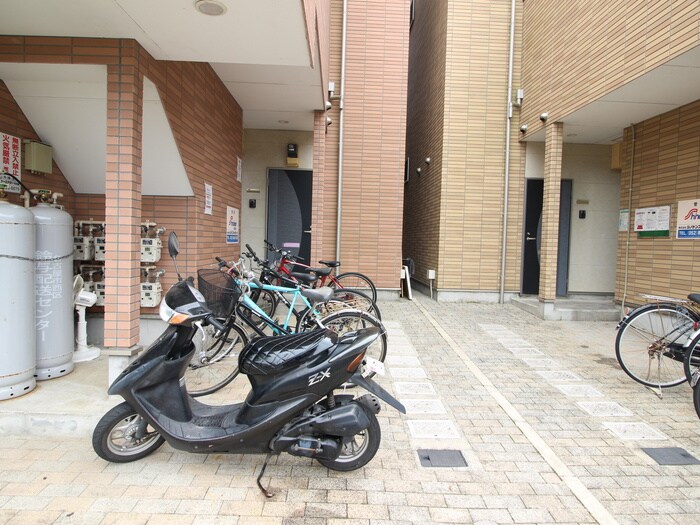 物件外観写真4　(エントランス部分)