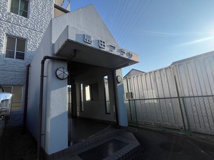 物件外観写真2　(エントランス部分)