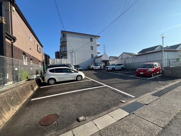 物件外観写真5　(駐車場)