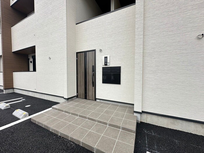 物件外観写真3　(エントランス部分)