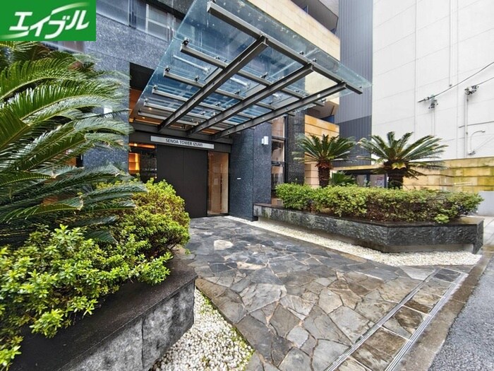 物件外観写真2　(エントランス部分)