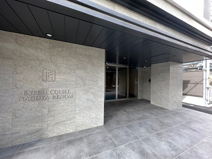 物件外観写真2　(エントランス部分)