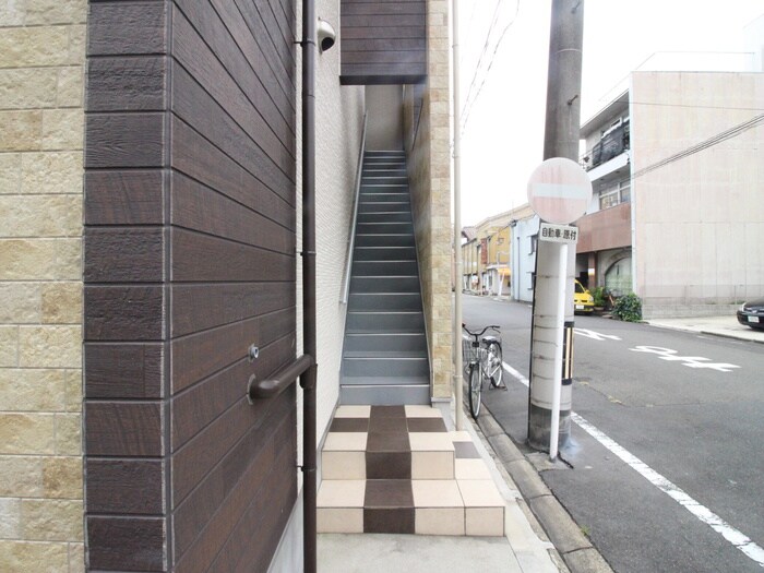 物件外観写真5　(エントランス部分)