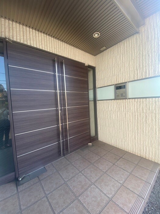 物件外観写真3　(エントランス部分)