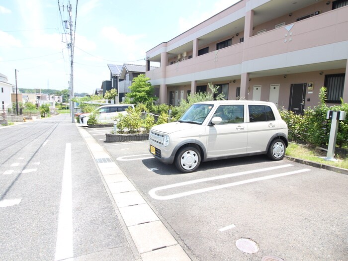 物件外観写真3　(駐車場)