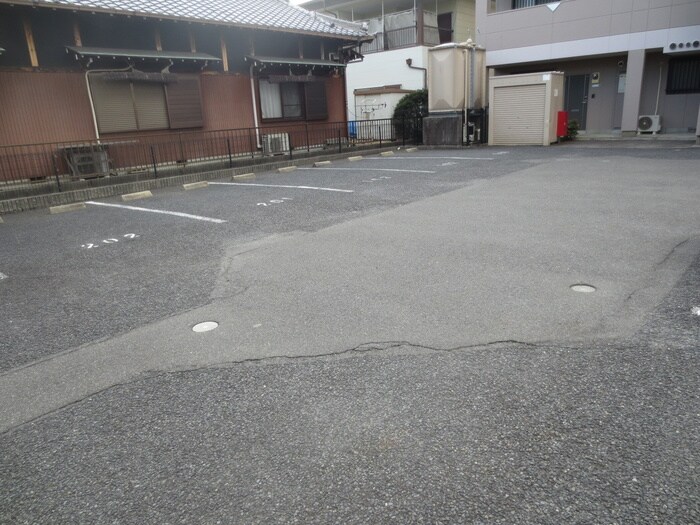 物件外観写真6　(駐車場)