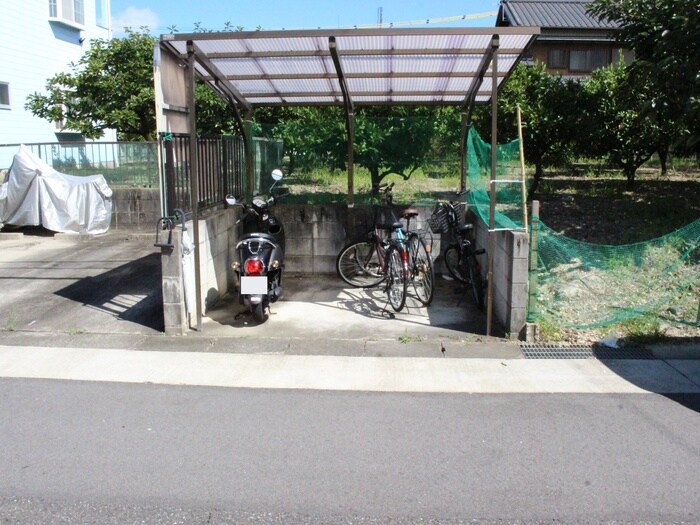 物件外観写真4　(駐輪場)