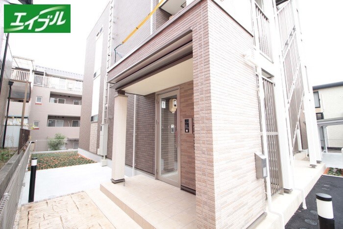 物件外観写真2　(エントランス部分)
