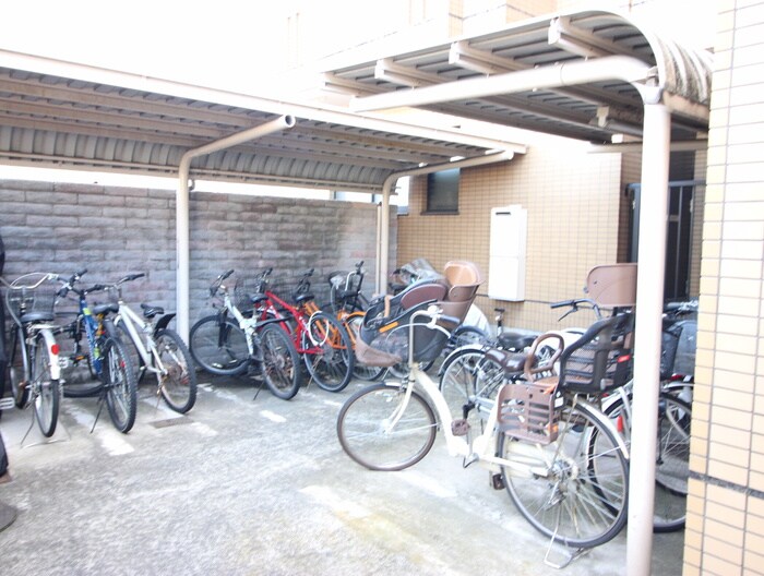 物件外観写真4　(駐輪場)