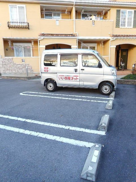 物件外観写真4　(駐車場)