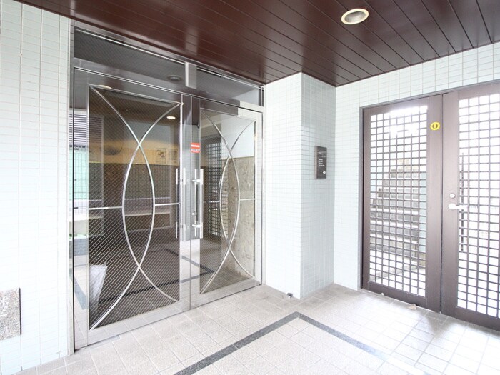 物件外観写真4　(エントランス部分)