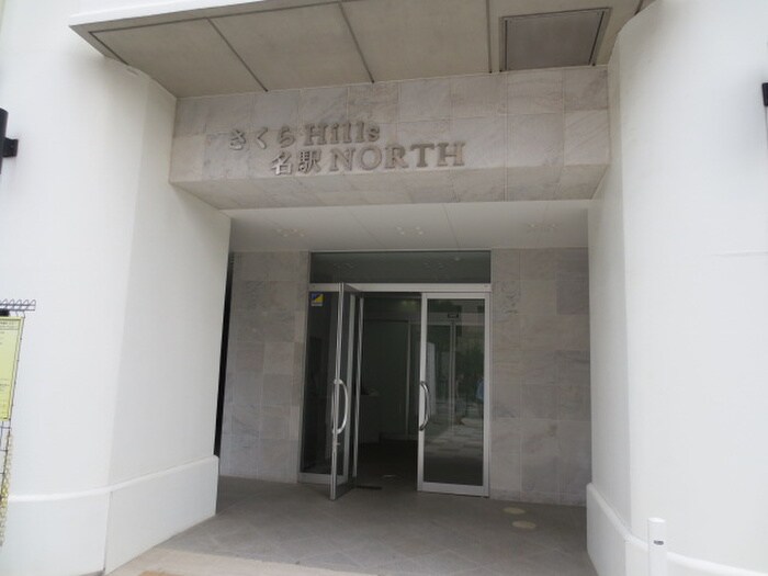 物件外観写真2　(エントランス部分)