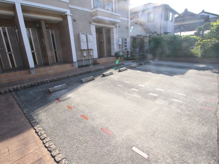 物件外観写真3　(駐車場)