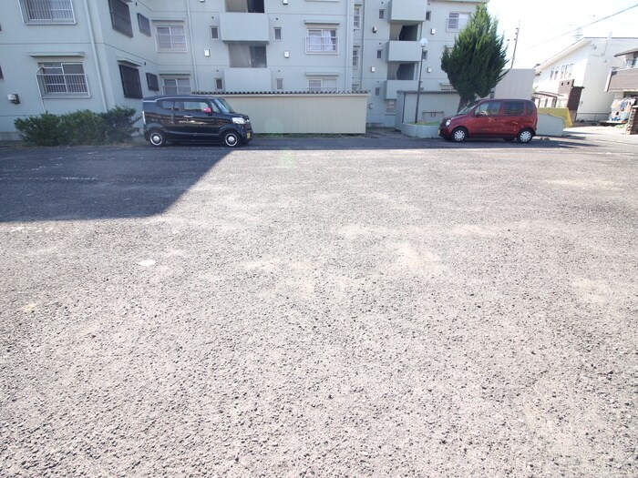 物件外観写真3　(駐車場)