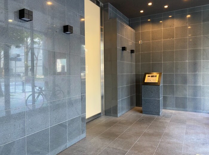 物件外観写真2　(エントランス部分)