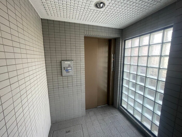 物件外観写真6　(エントランス部分)