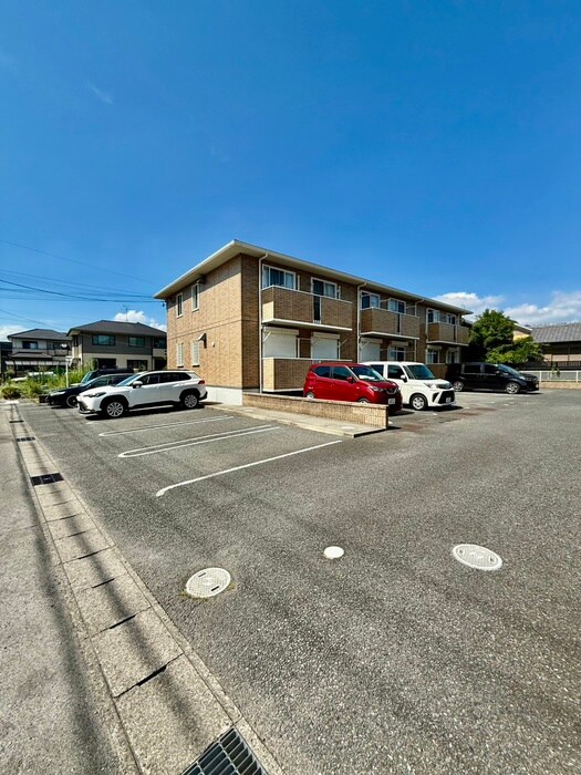 物件外観写真5　(駐車場)