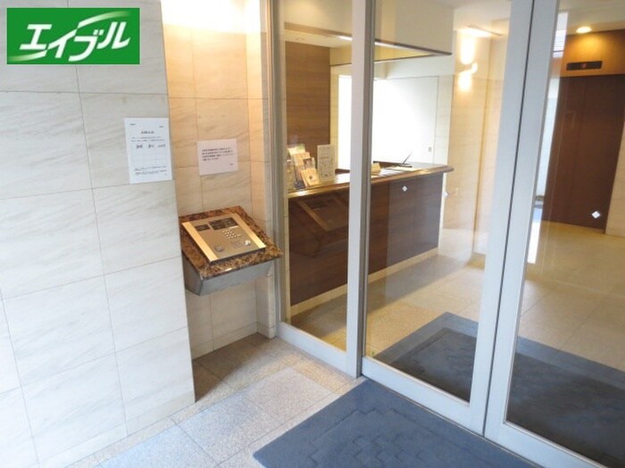 物件外観写真2　(エントランス部分)