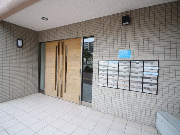 物件外観写真3　(エントランス部分)