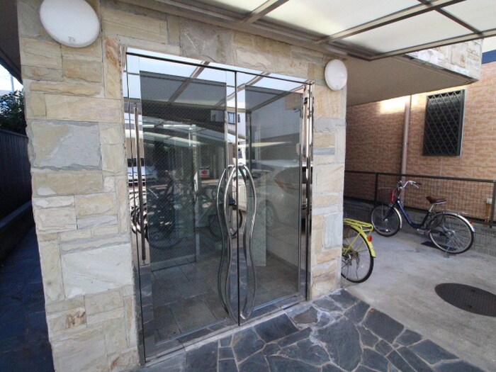 物件外観写真2　(エントランス部分)