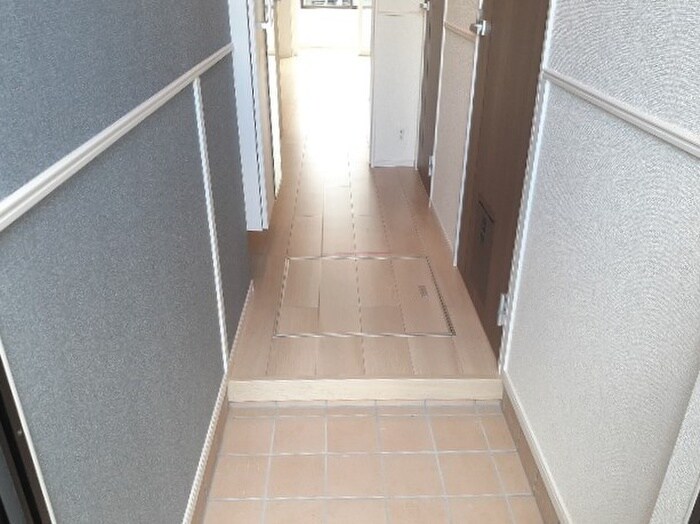 物件内観写真8　(玄関)