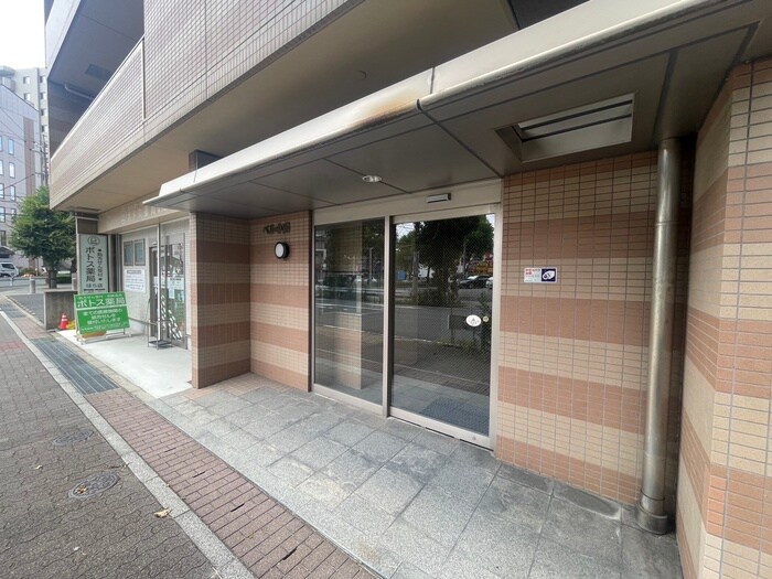 物件外観写真2　(エントランス部分)