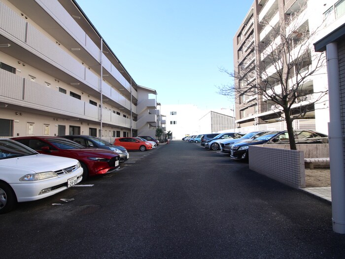 物件外観写真4　(駐車場)