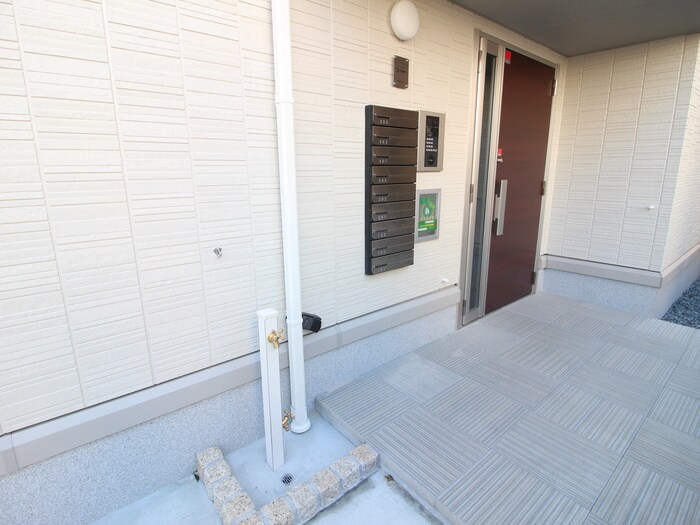 物件外観写真6　(エントランス部分)