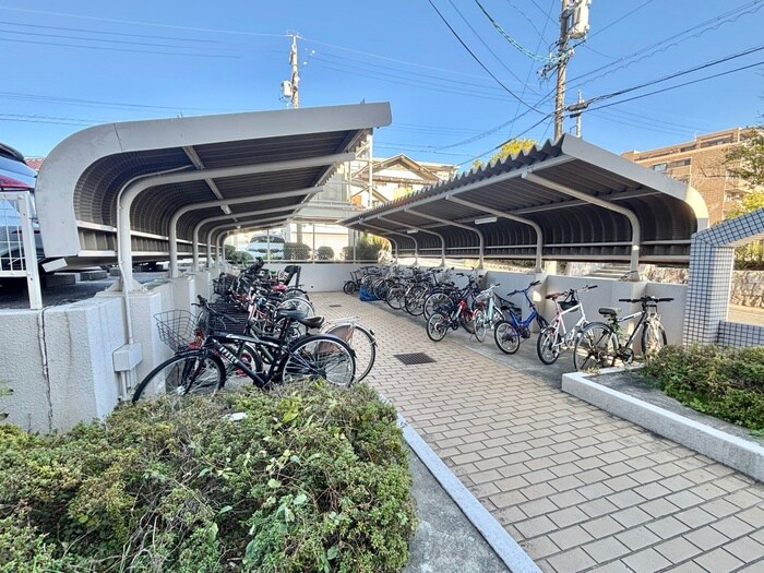 物件外観写真3　(駐輪場)