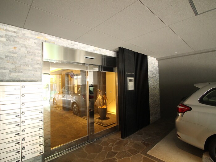 物件外観写真5　(エントランス部分)