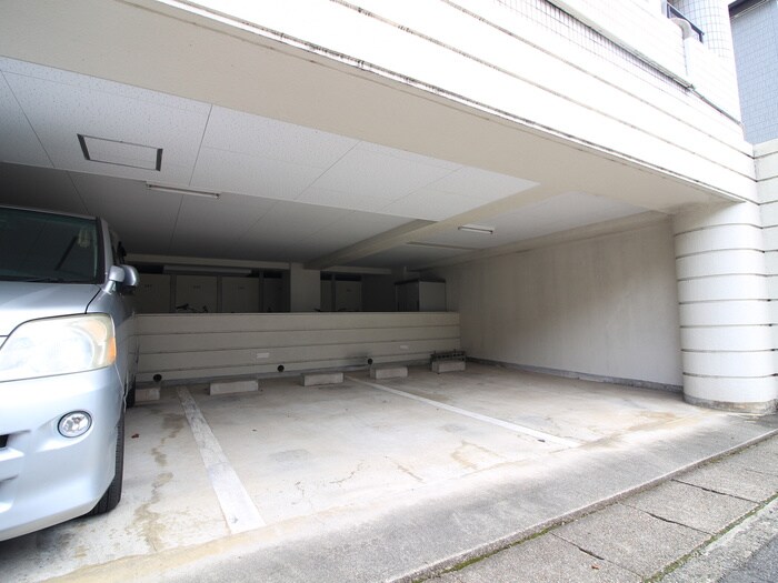 物件外観写真5　(駐車場)