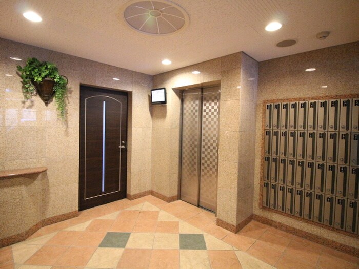 物件外観写真4　(エントランス部分)