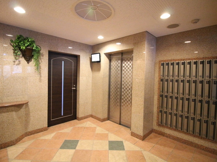 物件外観写真4　(エントランス部分)