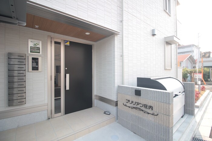 物件外観写真2　(エントランス部分)