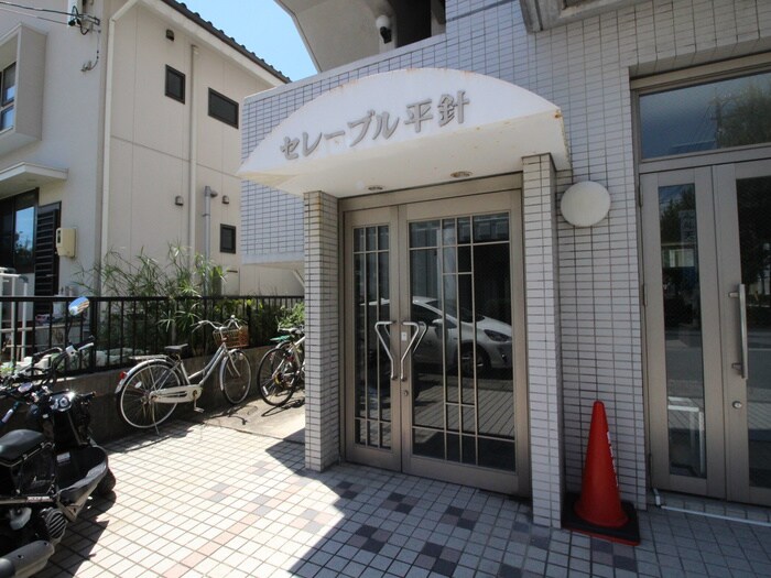 物件外観写真3　(エントランス部分)