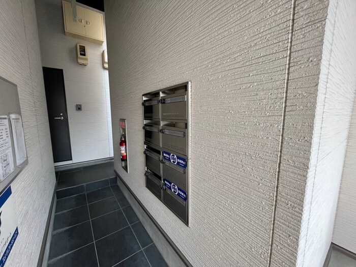 物件外観写真6　(エントランス部分)