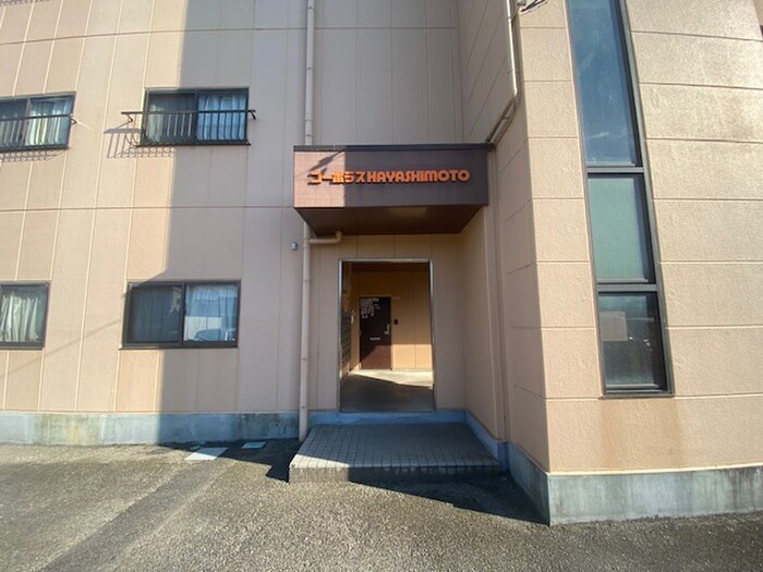 物件外観写真3　(エントランス部分)