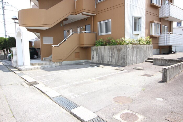 物件外観写真6　(駐車場)