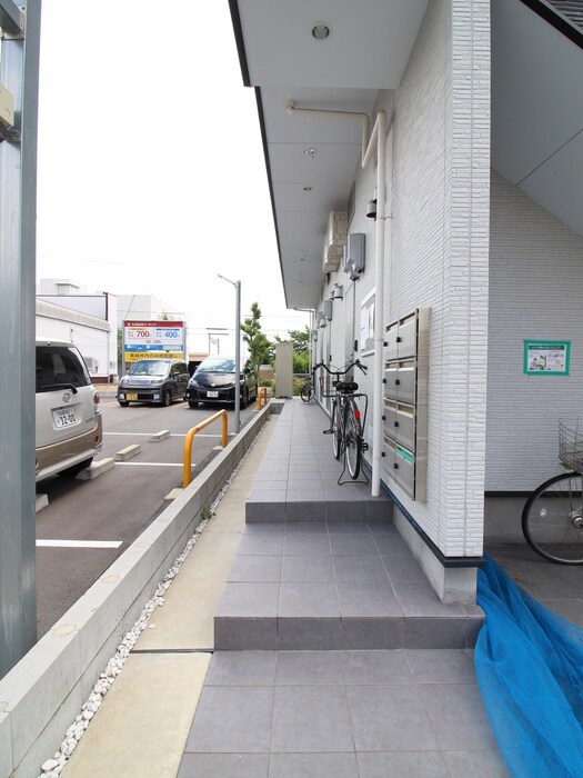 物件外観写真3　(エントランス部分)