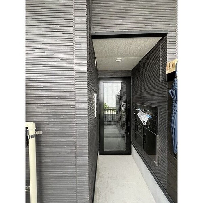 物件外観写真2　(エントランス部分)