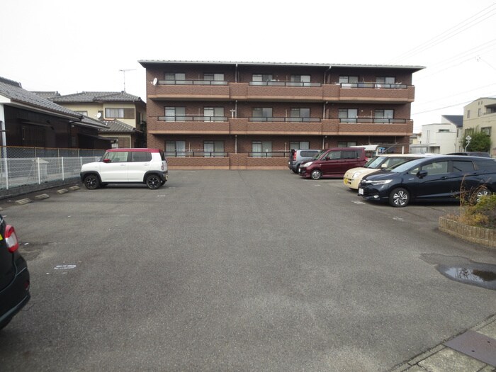 物件外観写真3　(駐車場)