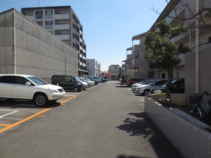 物件外観写真4　(駐車場)
