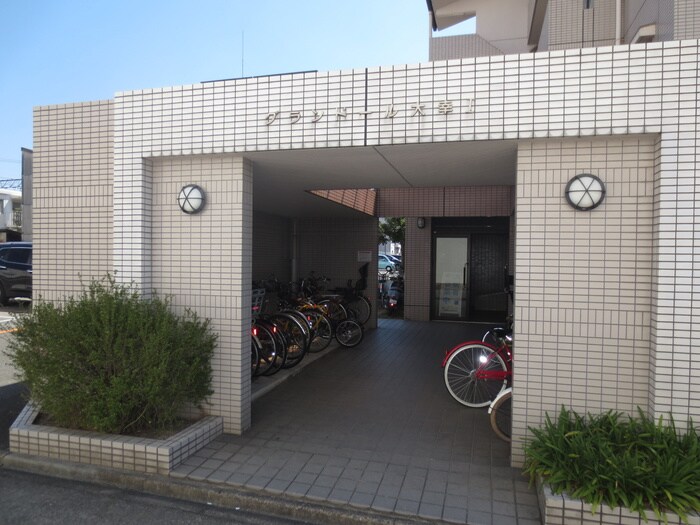 物件外観写真6　(エントランス部分)