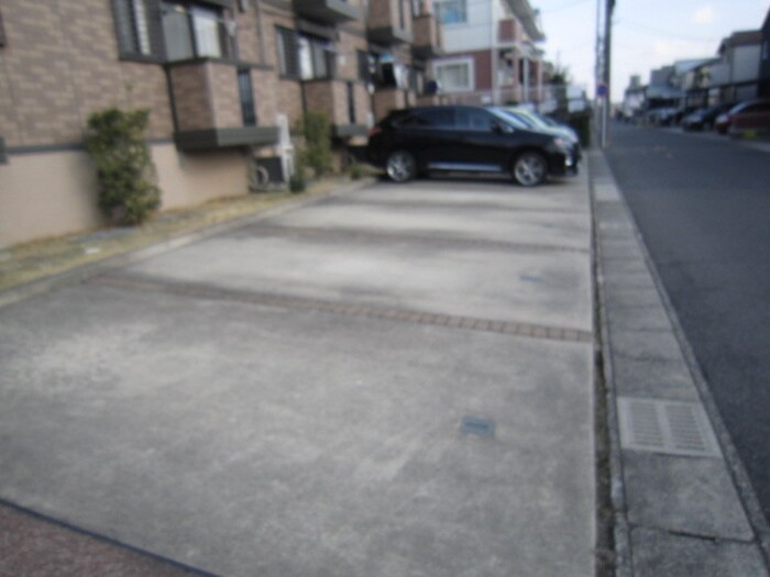 物件外観写真5　(駐車場)