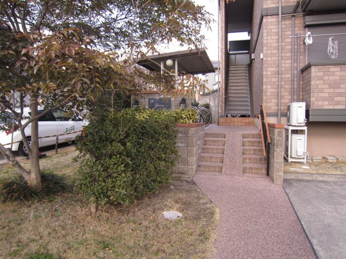 物件外観写真6　(エントランス部分)