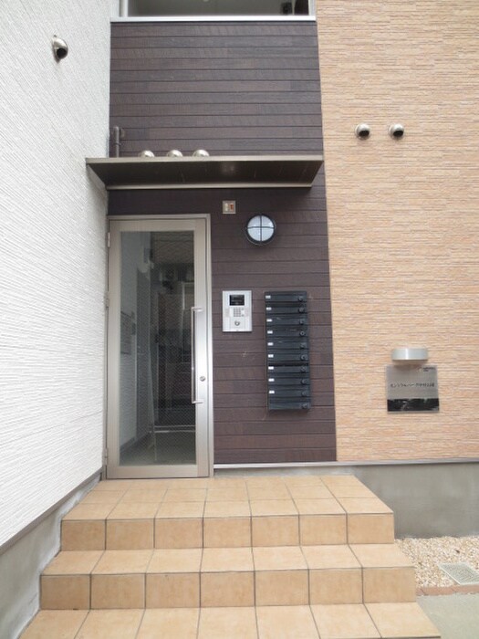 物件外観写真3　(エントランス部分)