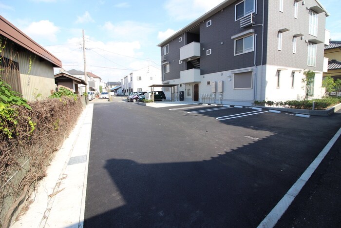 物件外観写真4　(駐車場)