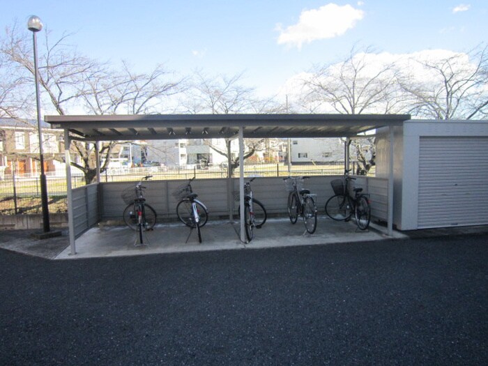物件外観写真4　(駐輪場)